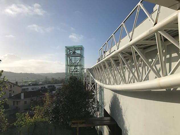 Ponte pedonal de Águeda: treliça de aço com 32 m de vão